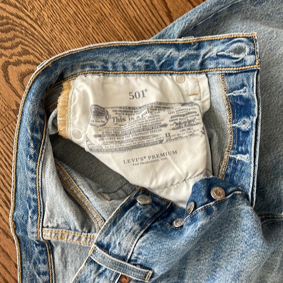 Levis 501 Distressed Crop - Picture 2 of 3